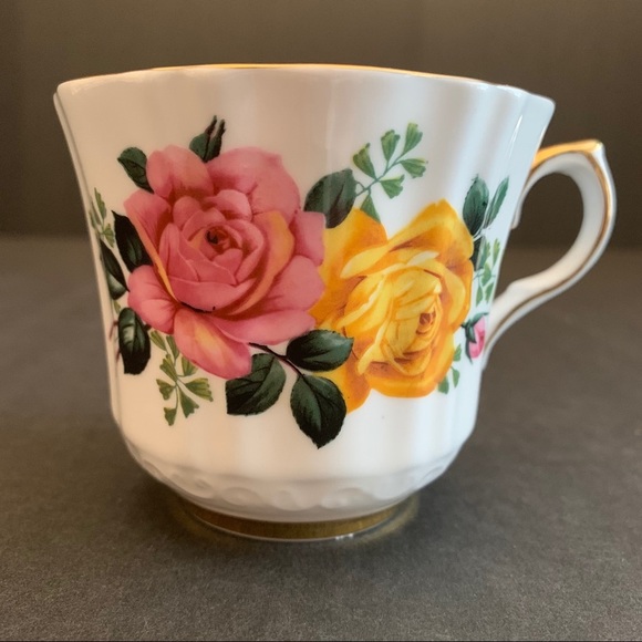 Royal Windsor Fine Bone China cup and saucer - Picture 4 of 16